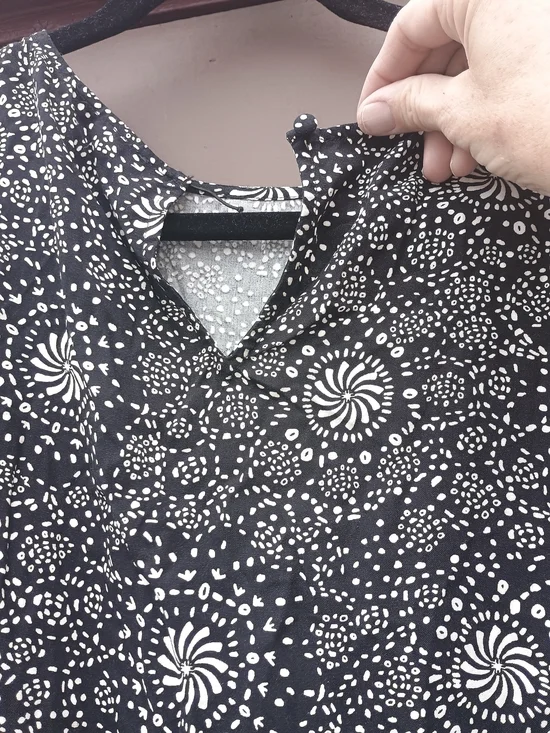 Sleeveless Black & White Patterned Women's Top - Picture 4 of 4